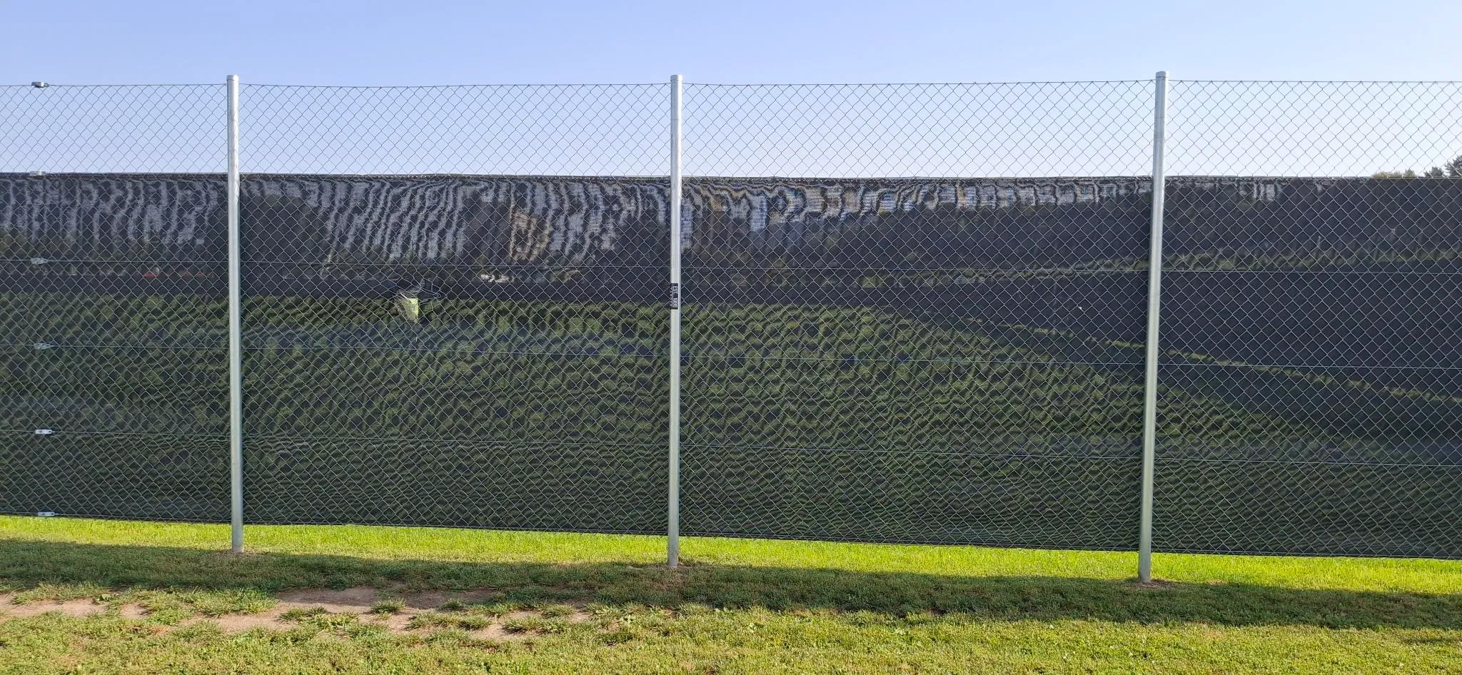 Eingezäunte Sportfelder